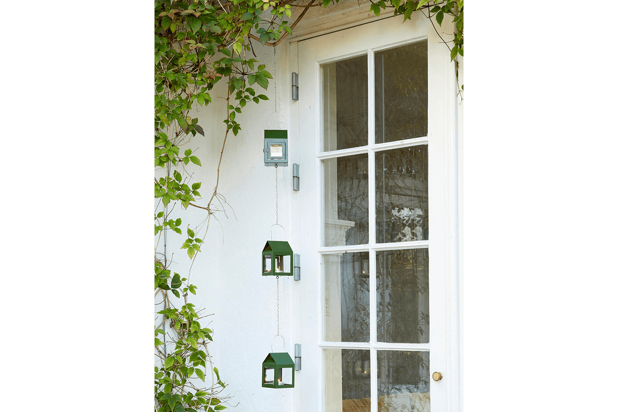 A2 living 3 lanterns on a wire