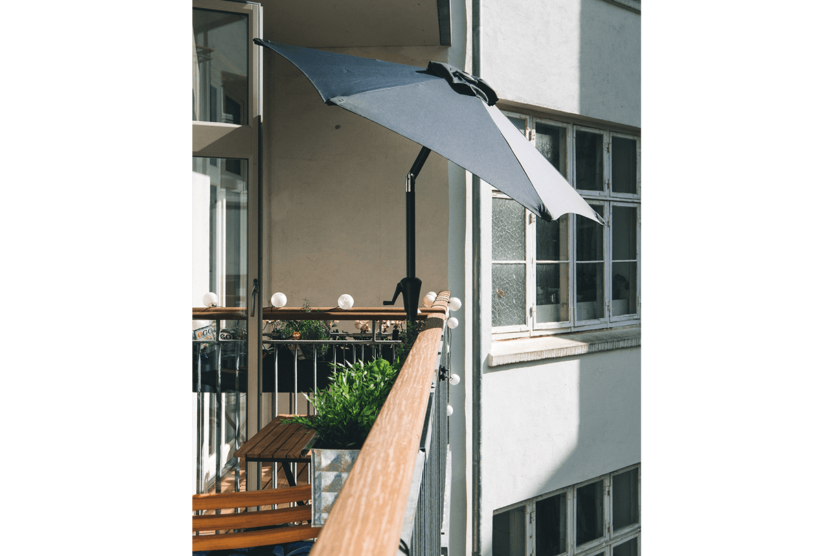 Frida solid color parasol with hoist and tilt Ø160 / Ø200 cm