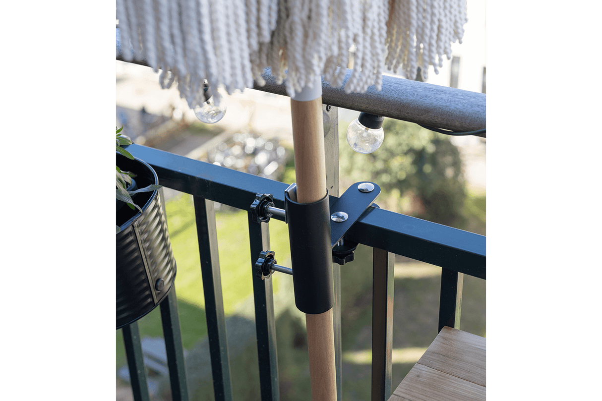 Pil parasol bracket for flat top railing