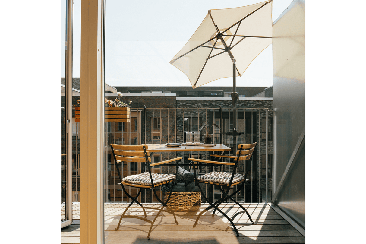 Frida solid color parasol with hoist and tilt Ø160 / Ø200 cm