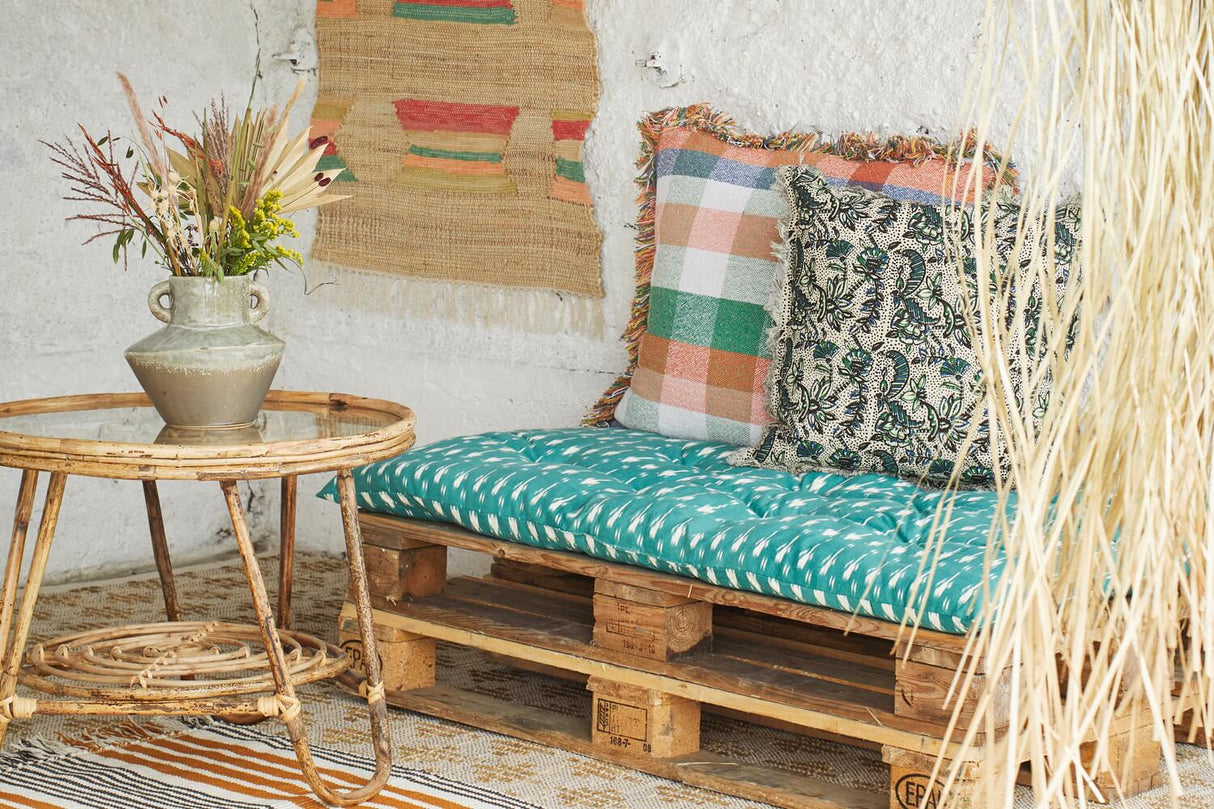 Pillowcase with pattern and frills 50 x 50 cm