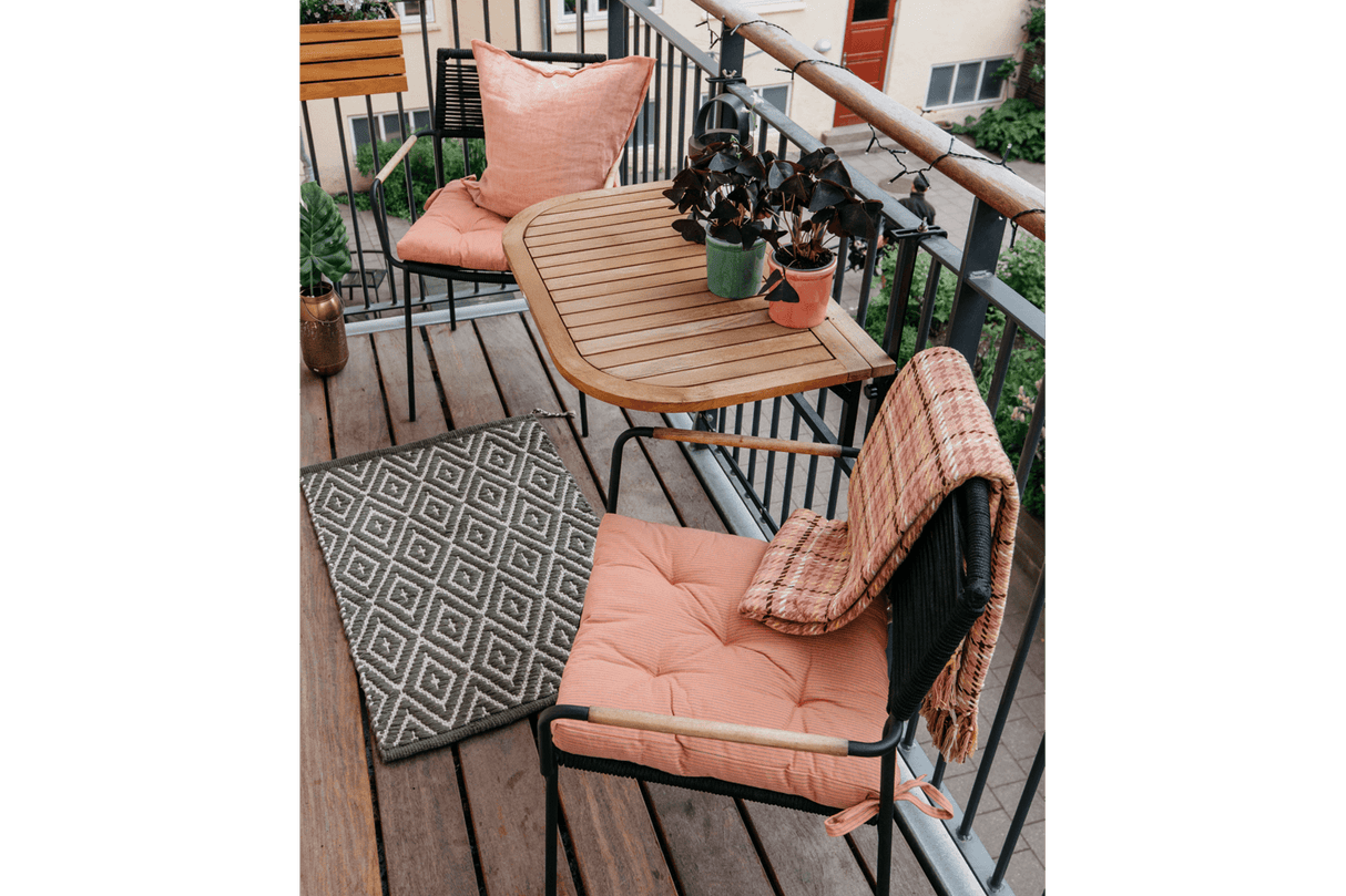 Freja wicker chair with armrest