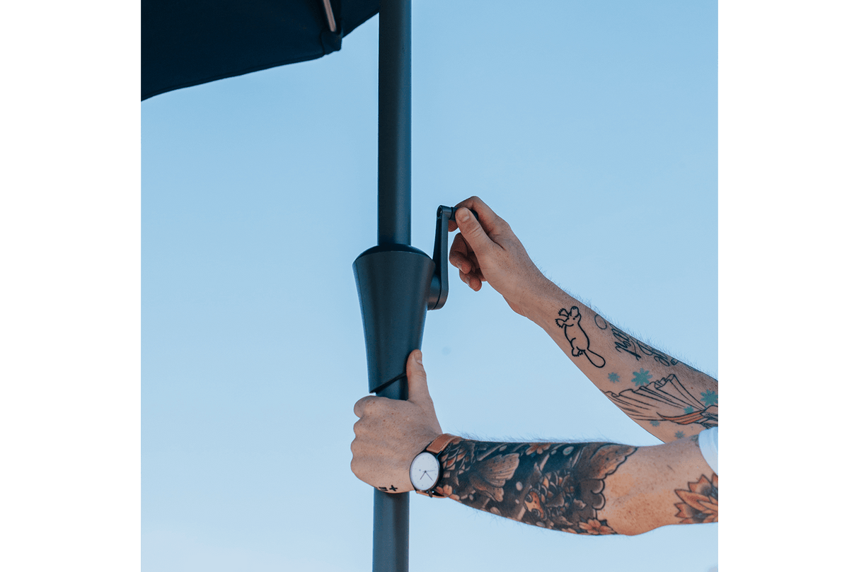 Frida solid color parasol with hoist and tilt Ø160 / Ø200 cm