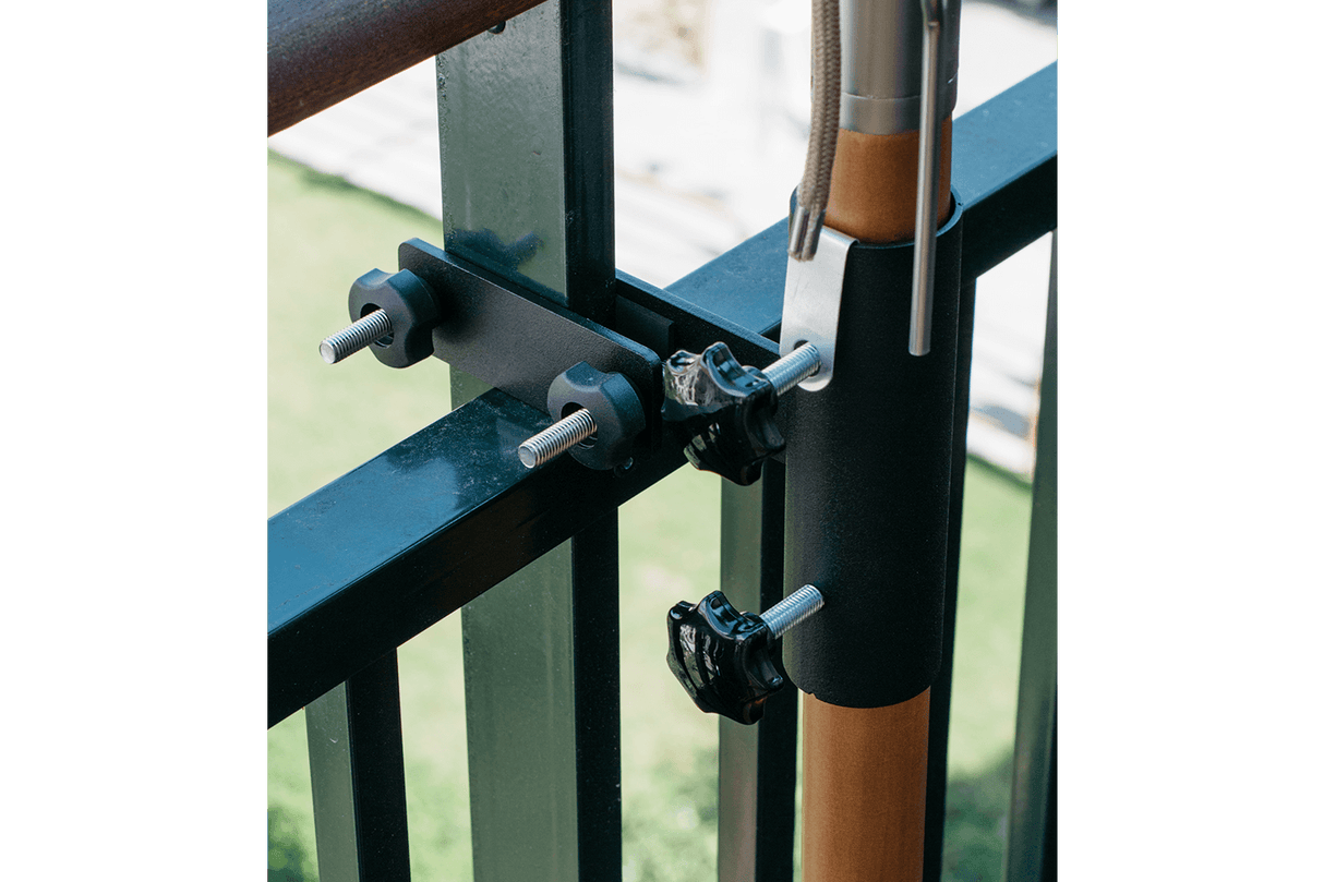 Kari parasol bracket for thin vertical bars