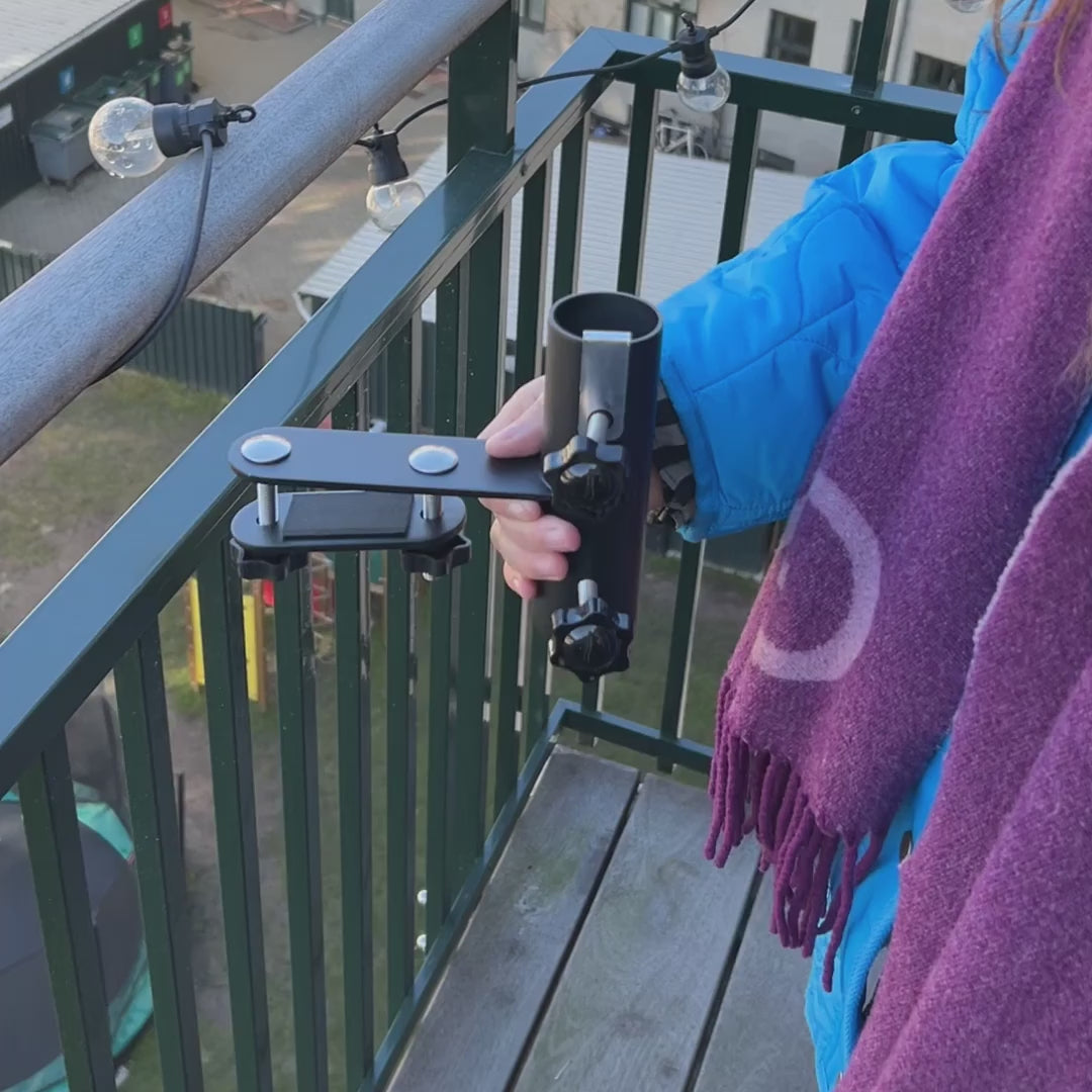 Pil parasol bracket for flat top railing