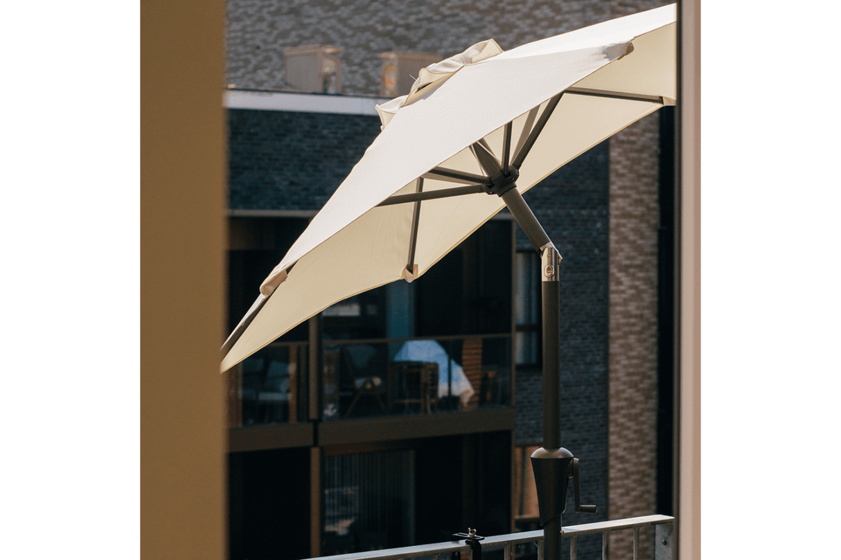 Frida solid color parasol with hoist and tilt Ø160 / Ø200 cm