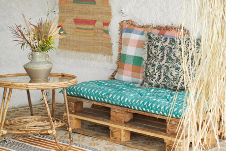 Pillowcase with pattern and frills 50 x 50 cm